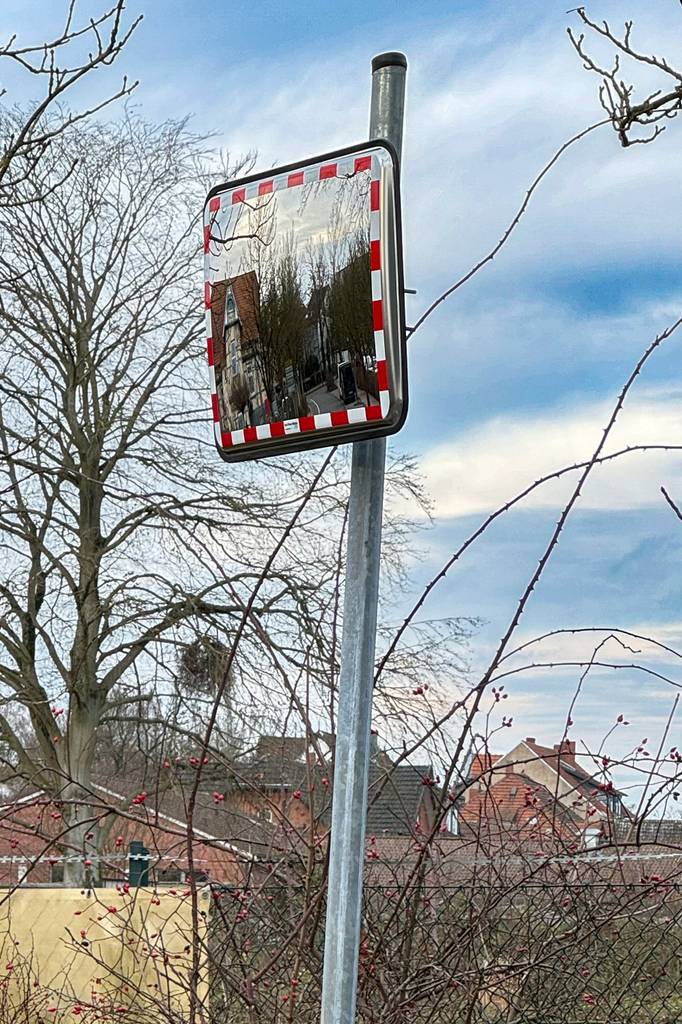Test: Ein rechteckiger Verkehrsspiegel, der auf einer Stange befestigt ist.