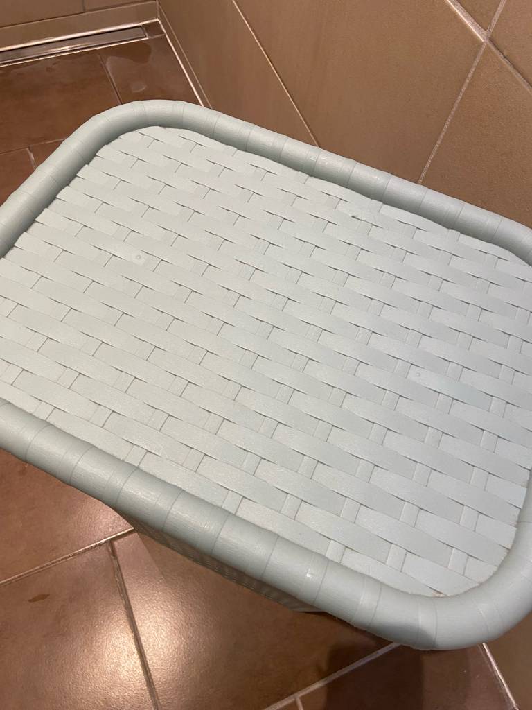 Nahaufnahme des Materialgeflechts vom hellgrauen getesteten Wäschesammler.