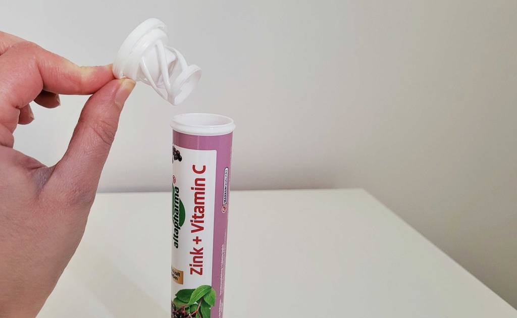 Im Test: eine Packung Zink-Brausetabletten werden geöffneten.