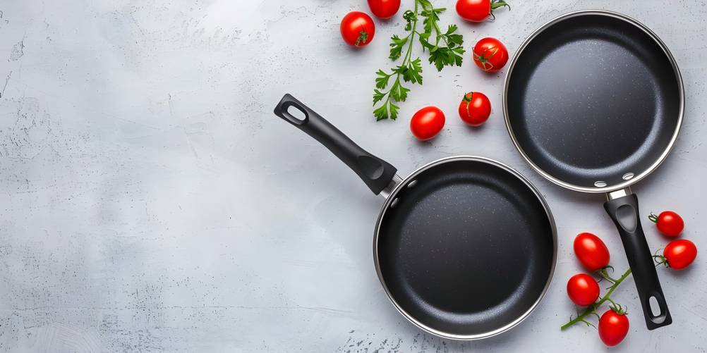 22-cm-Pfanne im Test: Zwei beschichtete Pfannen zum Anbraten von Tomaten mit Kräutern