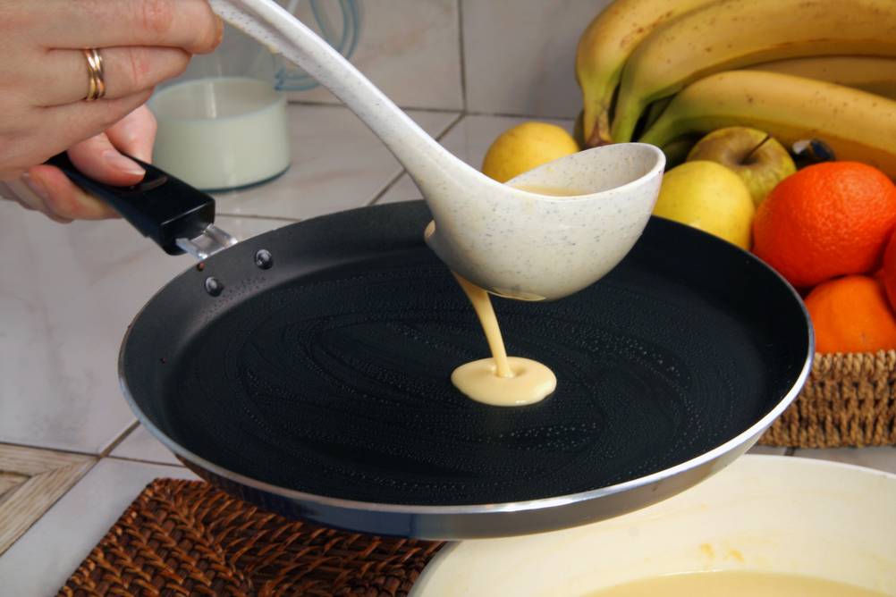 22-cm-Pfanne im Test: Crêpe-Teig, der mit einer Kelle in die Pfanne gefüllt wird