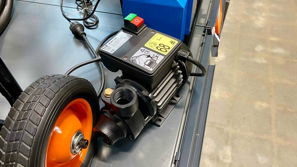 Eine getestete Dieselpumpe liegt in einem Regal mit 68 dB.