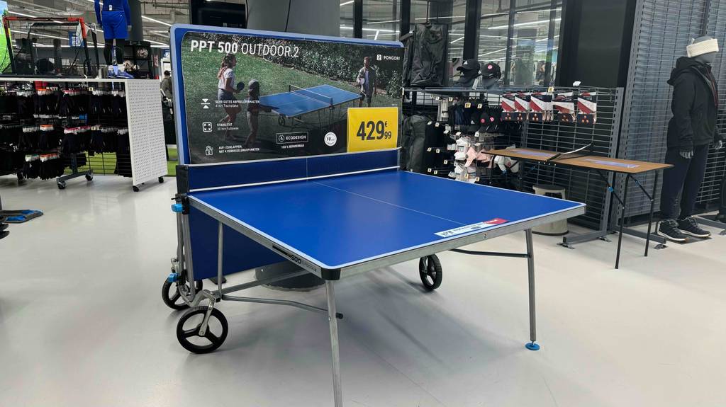 Eine ausgeklappte, getestete Tischtennisplatte-Outdoor mit Preisschild ersichtlich.