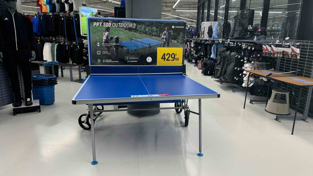 Die getestete Tischtennisplatte-Outdoor in der Frotnperspektive.