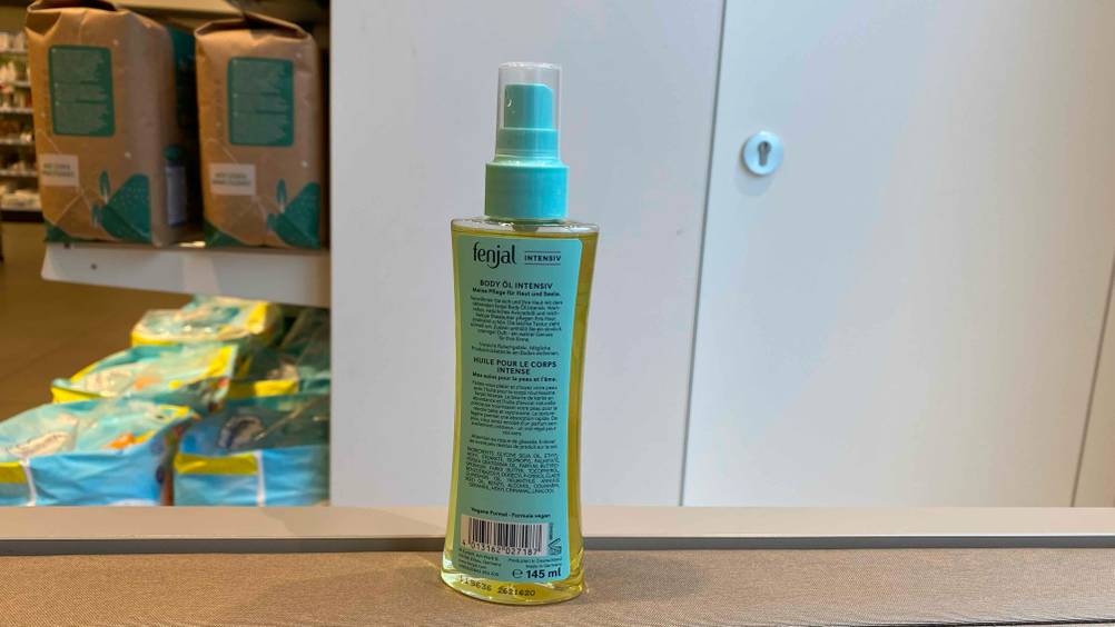 Körperöl getestet: Eine Flasche auf einem Vorsprung vor einer hellen Fläche.