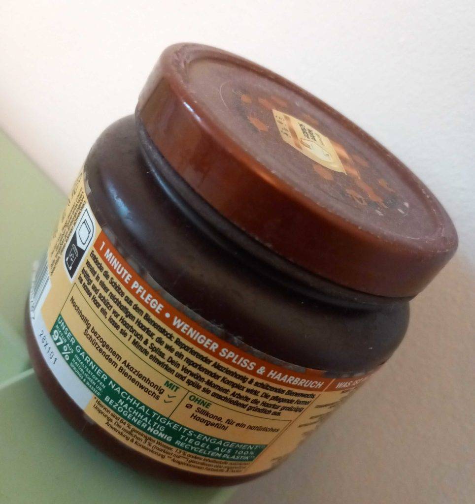 Haarmaske im Test: eine Haarmaske von Garnier für wenigr Spliss und Haarbruch steht auf einer Oberfläche.