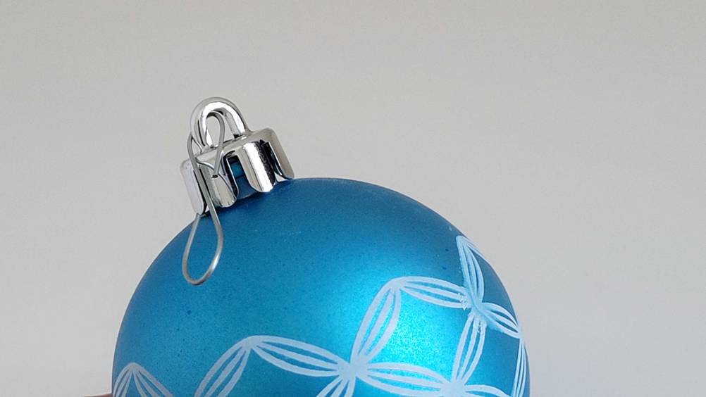 Im Test: Detailaufnahme Aufhängung einer Weihnachtskugel.