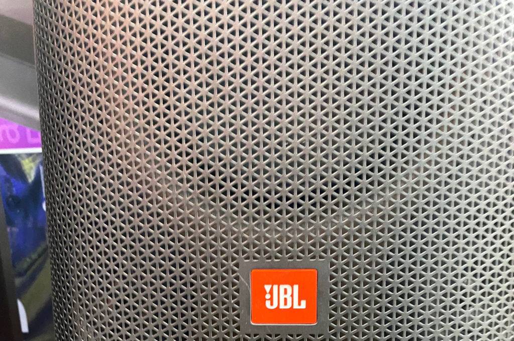 Musikbox getestet: Nahaufnahme Logo JBL.