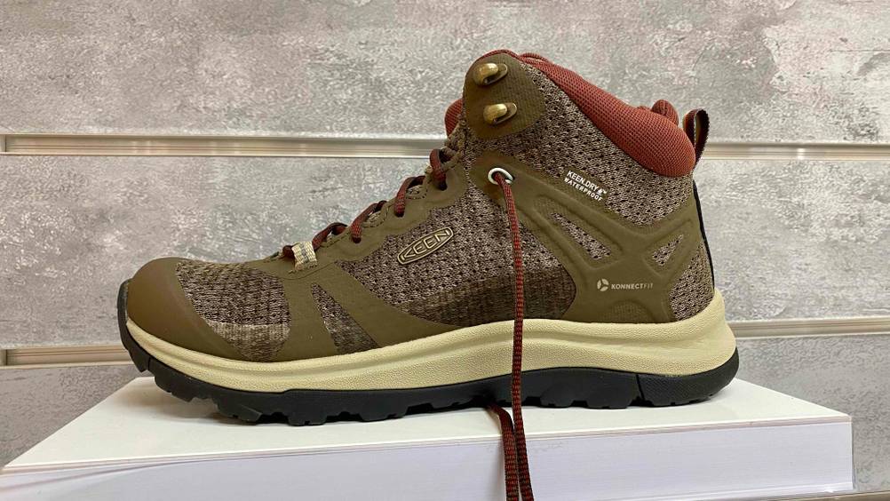 Ein getesteter wasserdichter Schuh für Damen von der Seite.
