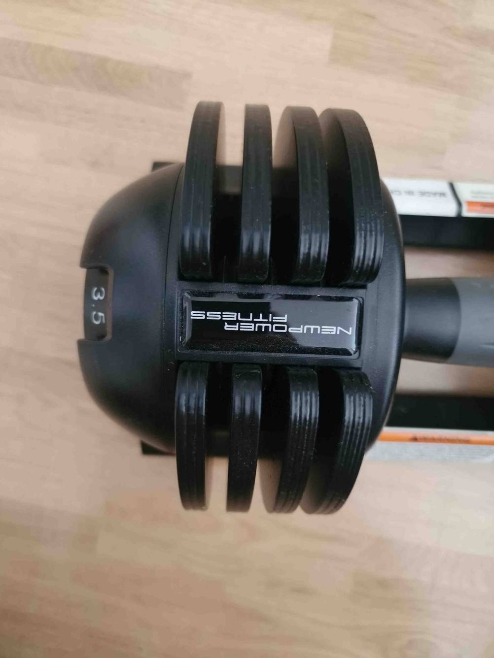 Detailaufnahme Gewicht und Logo der getesteten Kurzhantel