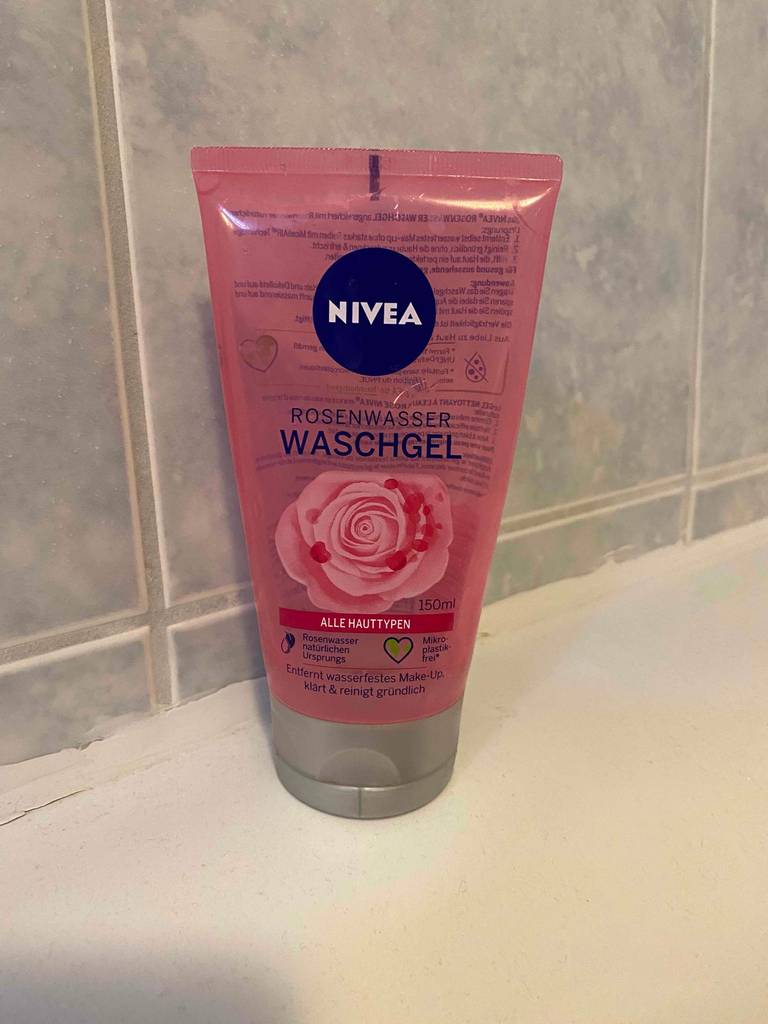 Waschgel getestet: ein Nivea Waschgel, stehend auf einem Badewannenrand.