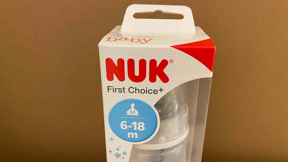 Babyflaschen im Test: Babyflasche von Nuk in Verpackung mit Altersangabe von 6 bis 18 Monaten darauf ersichtlich.