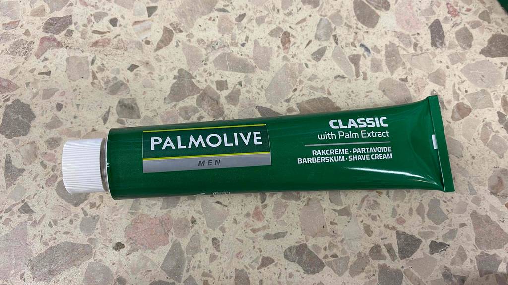 Getestete Rasiercreme liegt auf dem Boden