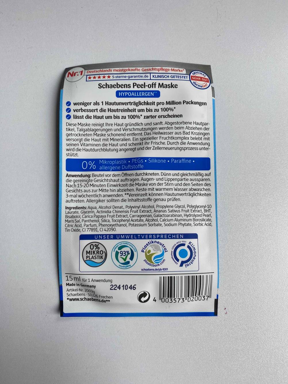 Rückseite einer getesteten Peel-off-Maske auf einem hellen Untergrund.
