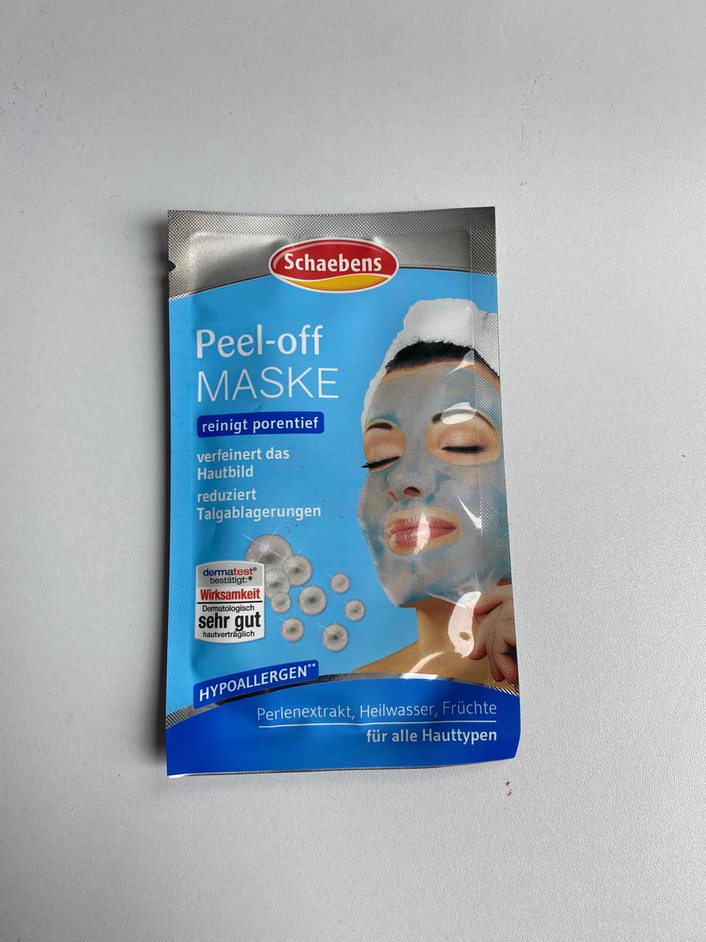 Peel-off-Maske getestet: Eine Packung liegt auf einem weißen Hintergrund.