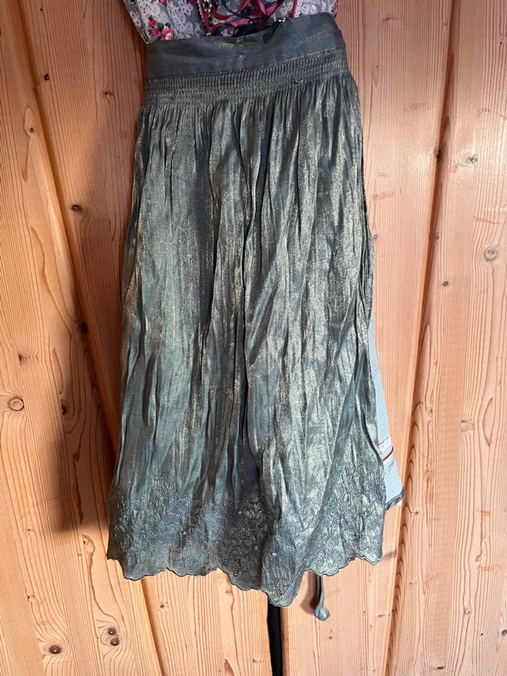 Dirndl getestet: Nahaufnahme des Rocks mit Schürze.