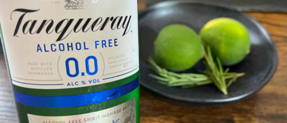Alkoholfreier Gin von Tanqueray neben Oliven.