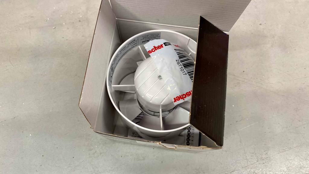 Im Test: In einem geöffneten Karton befindet sich ein Rohrventilator.