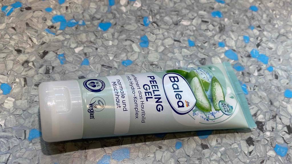 Gesichtspeeling von Balea getestet: Liegend mit Hinweisen zum Produkt.