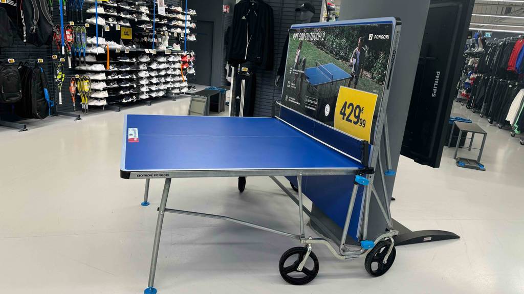 Getestet: Die blaue Tischtennisplatte-Outdoor von der Seite ersichtlich.