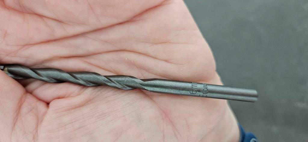Im Test: Eine Hand hält einen Steinbohrer.