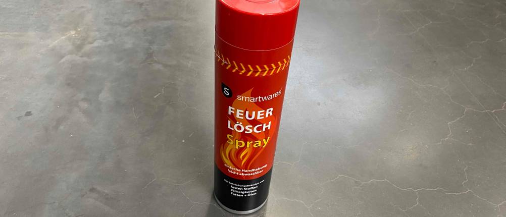 Im Test: Auf einem grauen Boden steht eine Dose Feuerlöschspray
