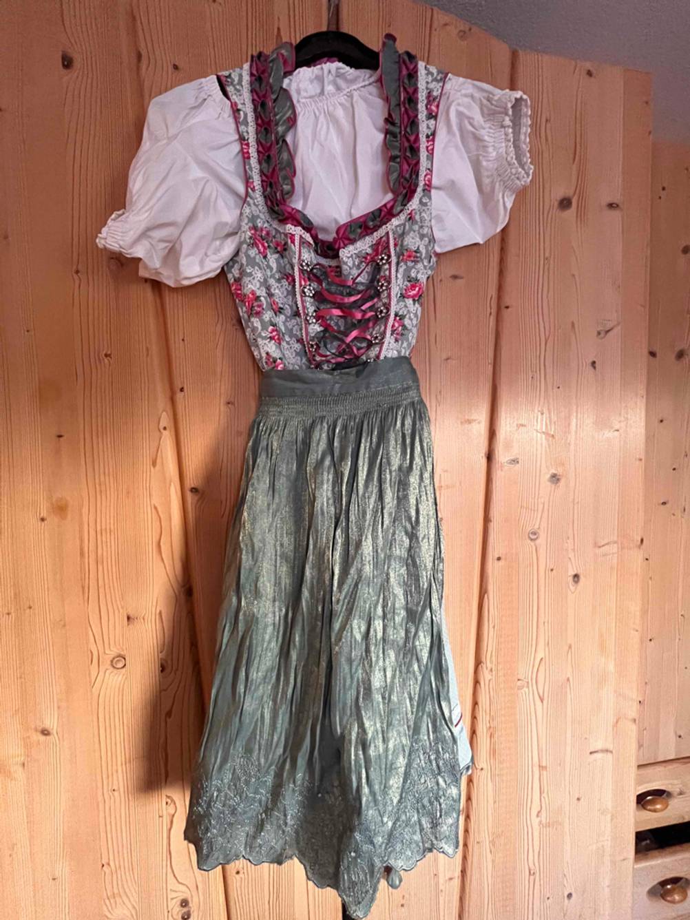 Im Test: Ein Dirndl hängt an einem Holzschrank.