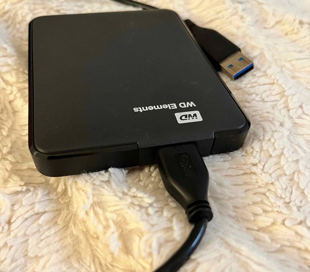 Externe-Festplatte-1tb im Test: Anschluss von externer Festplatte im Fokus.