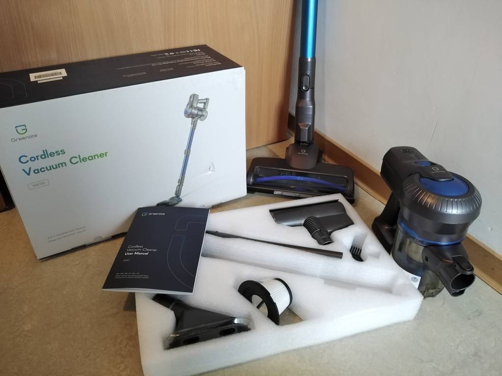 Der Inhalt einer Tierhaarstaubsauger-Verpackung.