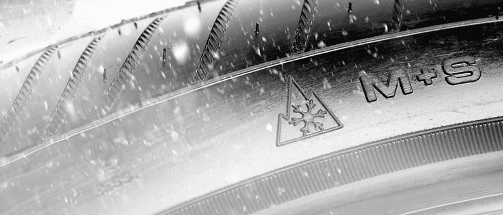 245/40-R19-Winterreifen im Test: Das Schneeflocken-Symbol und der M+S-Aufdruck an der Reifenflanke