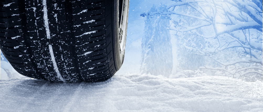 215-45-R17-Winterreifen getestet: Ein Reifen auf einer Schneefahrbahn.