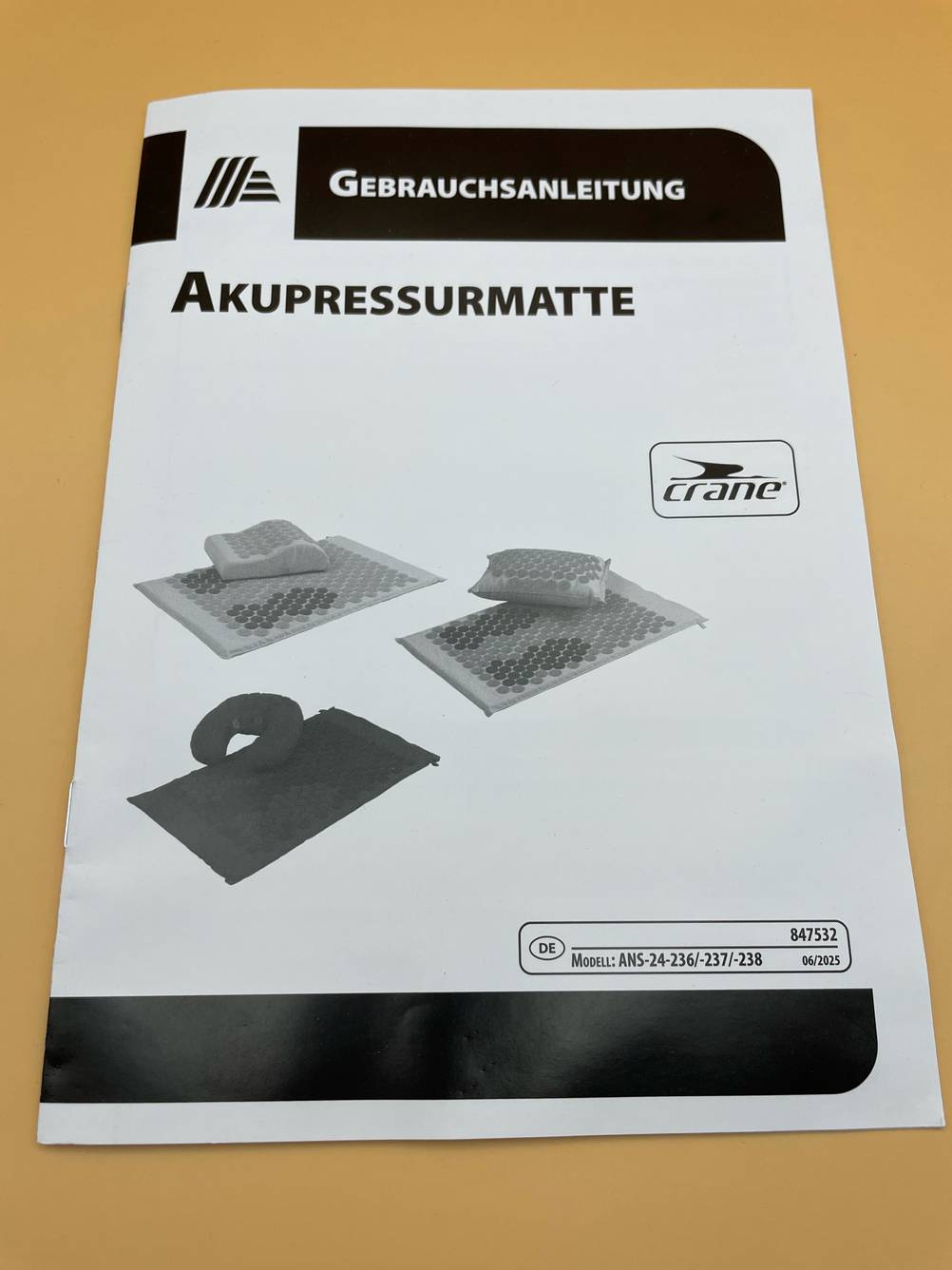 Die Gebrauchsanleitung eines geteseten Akupressur-Kissens inkl Matte.