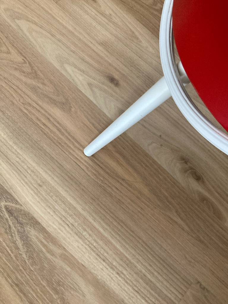Ein Parkett wurde getestete, worauf ein Hocker gestellt wurde.