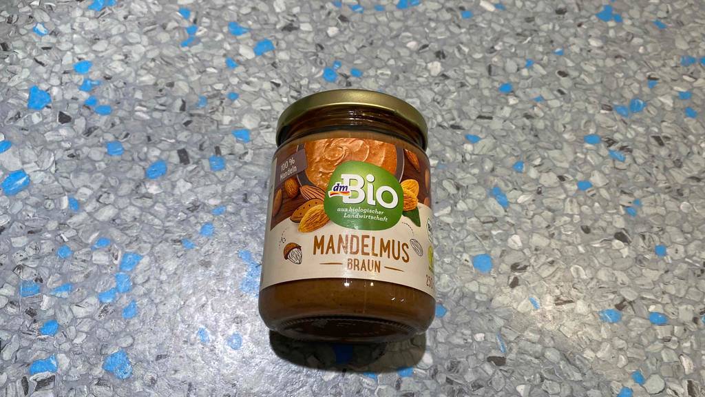 Getesteter Mandelmus liegt auf steiniger Oberfläche