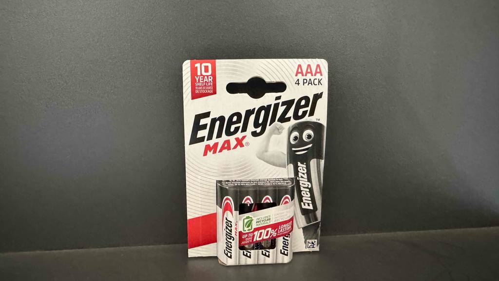 Getestete AAA-Batterie im 4er-Pack vor einem dunklen Hintergrund.