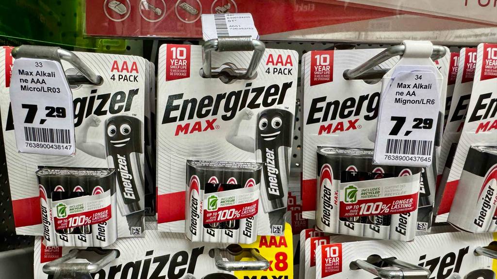 Mehrere getestete AAA-Batterie hängen in einem Regal.