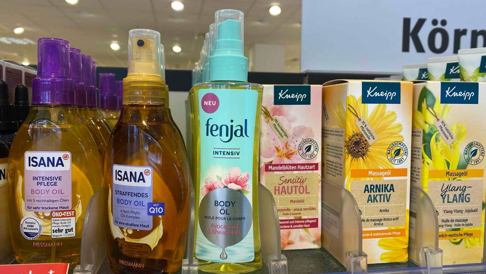 Im Test: Eine Flasche Körperöl neben anderen Produkten im Regal.