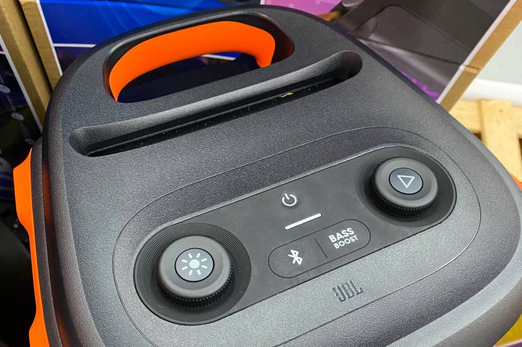 Im Test: Nahaufnahme der Bedienelemente einer Musikbox.