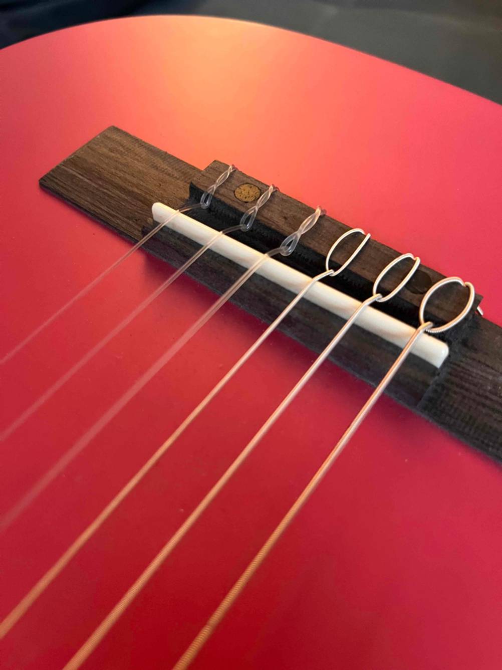 Detailaufnahme des Steges einer Kindergitarre im Test.