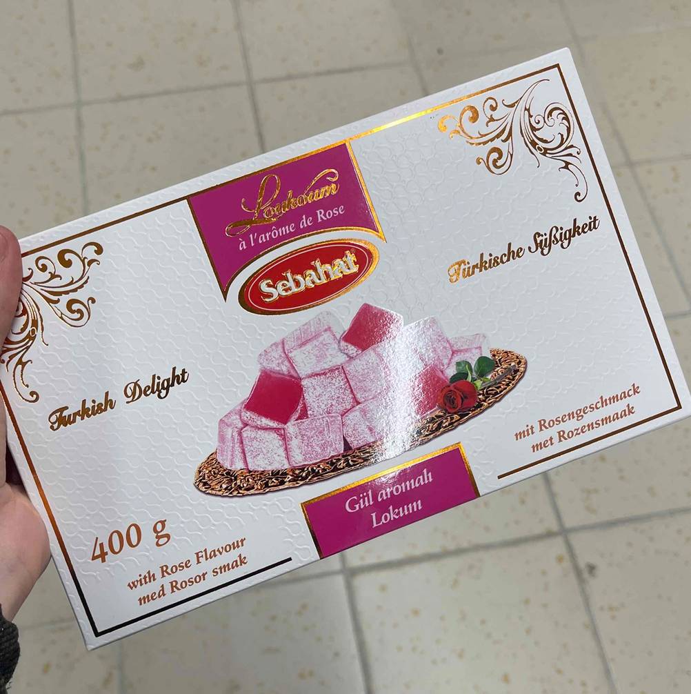 Nahaufnahme der Verpackung der getesteten türkischen Süßigkeiten, die einen Rosengeschmack haben.