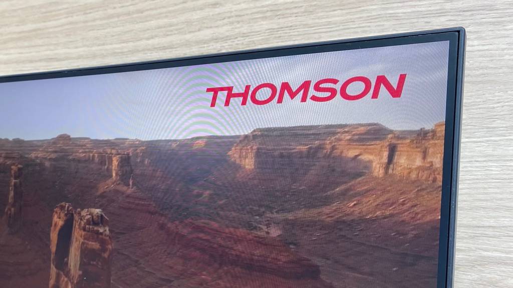 Getesteter 24-Zoll-Monitor der Marke Thomson. 