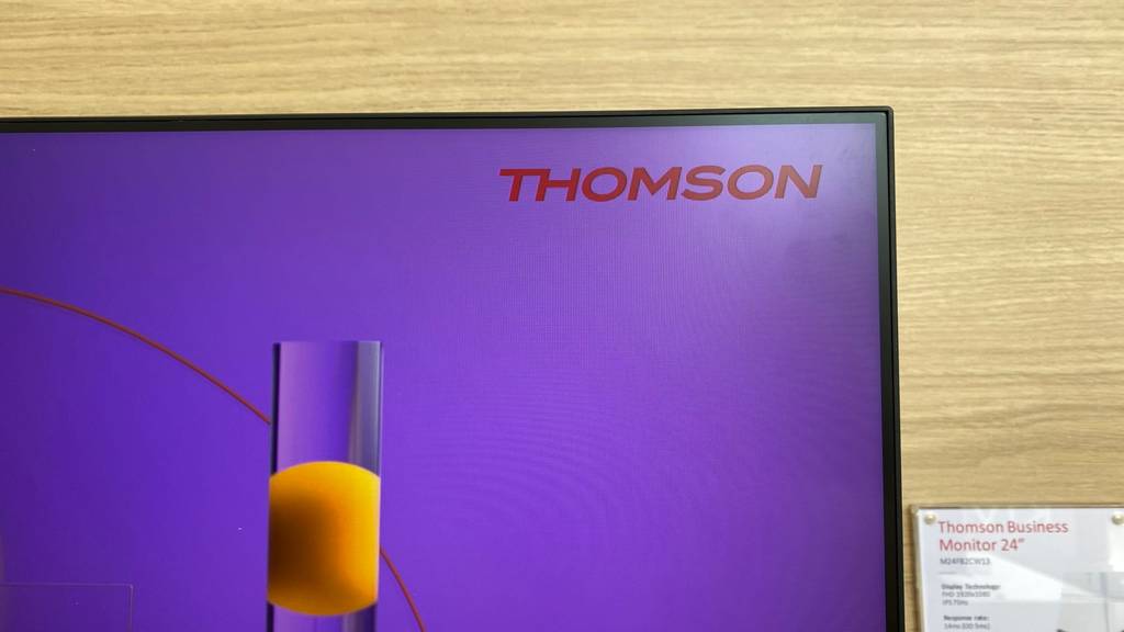 Eingeschalteter 24-Zoll großer Monitor im Test. 