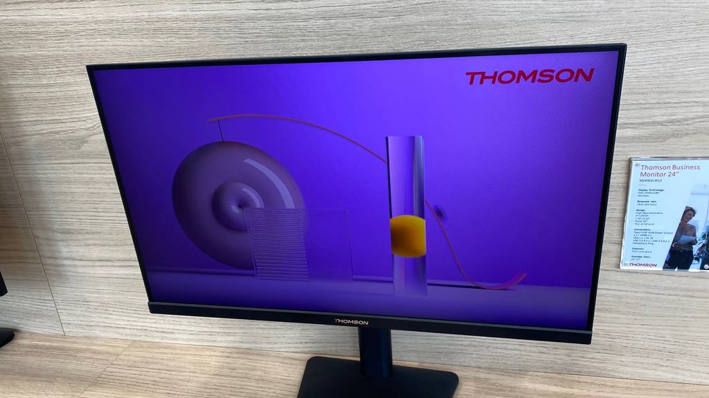 Getesteter 24-Zoll-Monitor befindet sich auf einem Holztisch. 