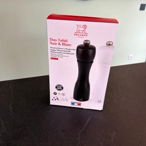 Der Karton der Peugeot 2/24277 Tahiti Duo steht auf einer Arbeitsplatte.