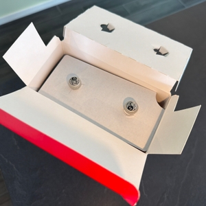 Der geöffnete Karton der Peugeot 2/24277 Tahiti Duo von oben.