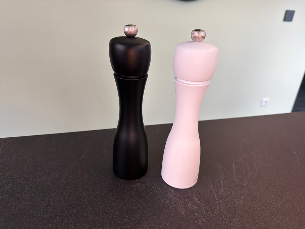 Die Peugeot 2/24277 Tahiti Duo stehen auf einer Arbeitsplatte.