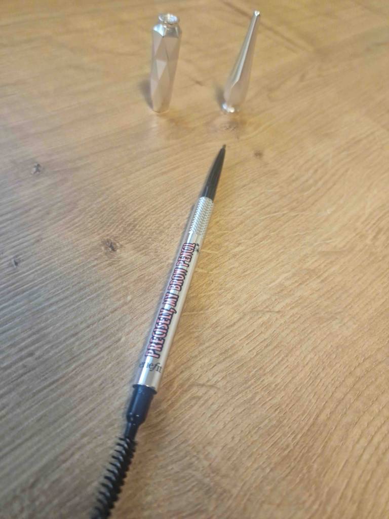 Augenbrauenstift liegend.