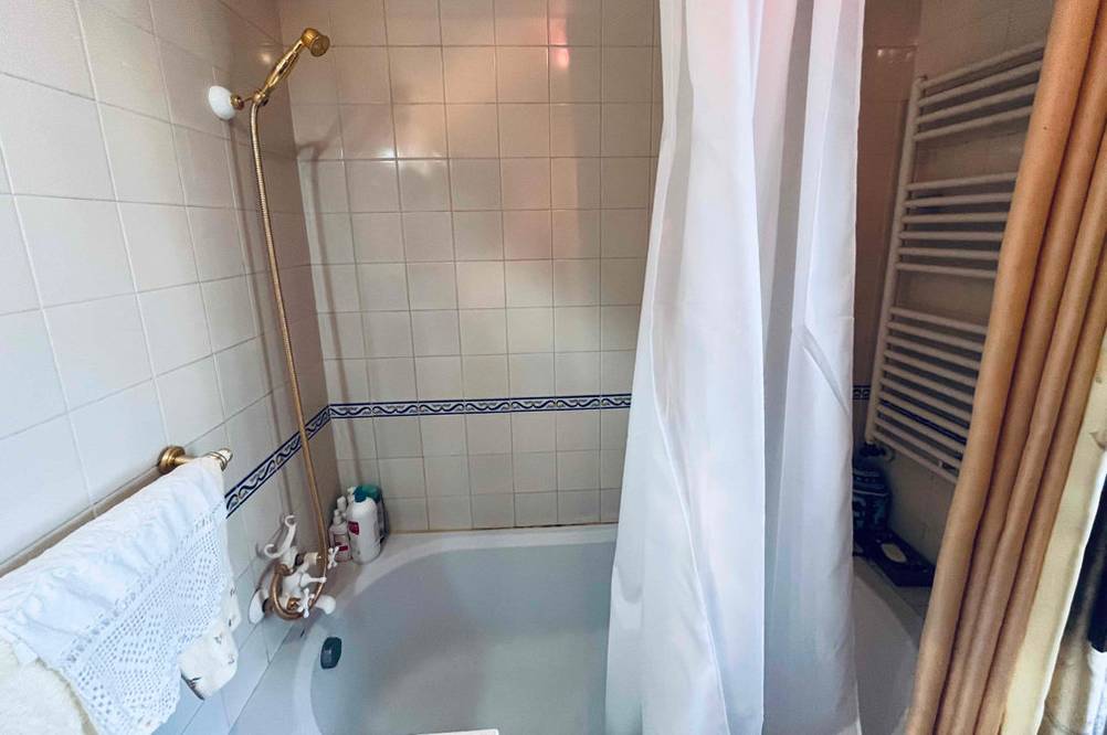 Duschwanne getestet: Eine eingebaute Wanne mit Duschvorhang.