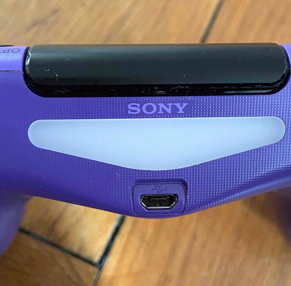 PS4-Controller-Test: USB-Anschluss eines PS4-Controllers im Fokus.