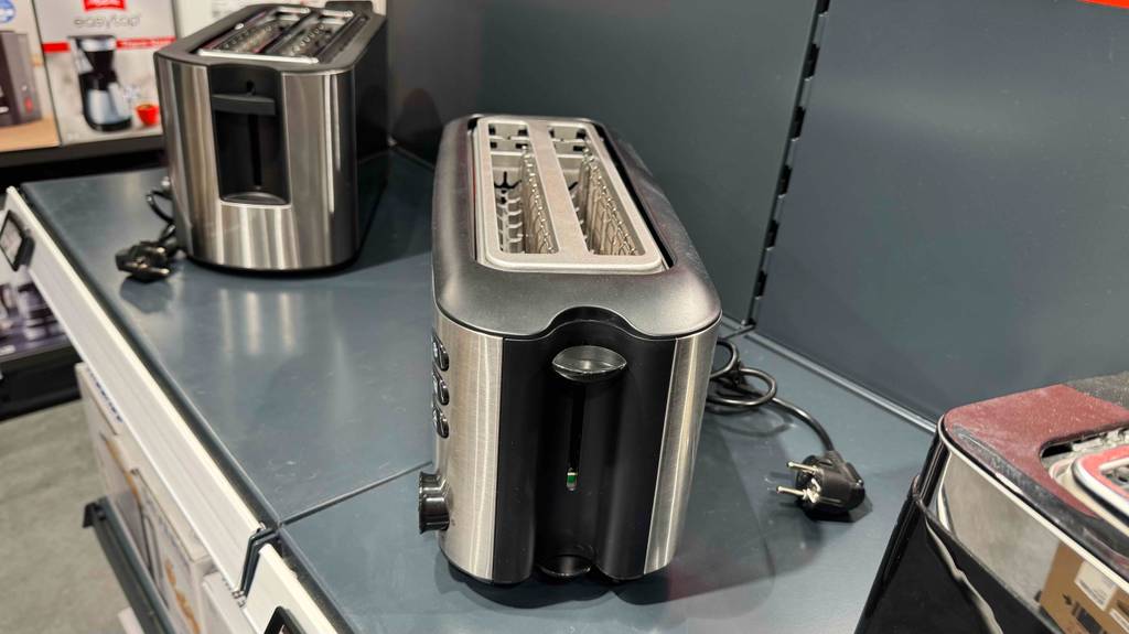Getestet: Der Doppel-Langschlitztoaster aus Edelstahl steht auf einem grauen Regal zwischen weiteren Toastermodellen.